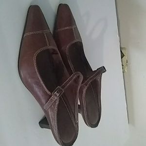 Two lips brown leather size 7.5 kitten heel